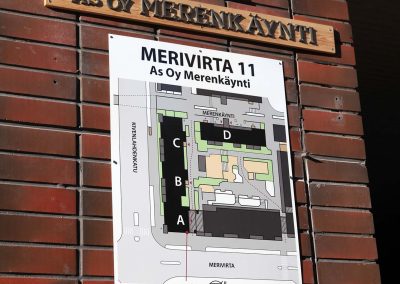 Valokuva taloyhtiön pihakartasta | Karttaopasteet.fi