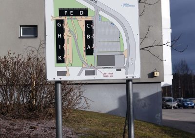 Valokuva taloyhtiön pihakartasta | Karttaopasteet.fi