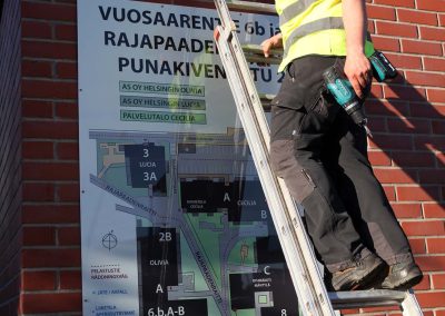 Valokuva taloyhtiön pihakartasta | Karttaopasteet.fi