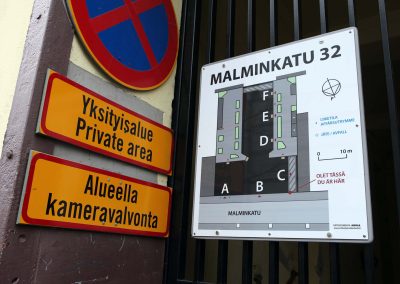Valokuva taloyhtiön pihakartasta | Karttaopasteet.fi