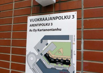 Valokuva taloyhtiön pihakartasta | Karttaopasteet.fi